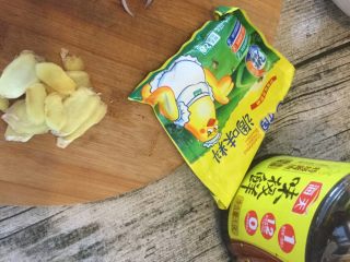 3、孜然羊腿肉,准备好生姜片、盐、鸡精、生抽