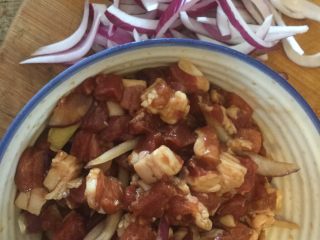 4、孜然羊腿肉,羊腿肉中加入切好的洋葱条（一半），姜片、少许鸡精和生抽、盐，这些都根据个人口味儿加重或少放