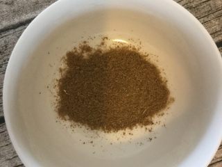 5、孜然羊腿肉,加入适量孜然面