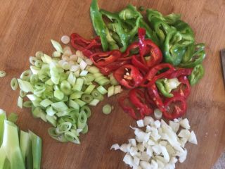 8、孜然羊腿肉,青红椒切小圈、小葱切小段、蒜用刀背拍一下然后切小粒，留一些葱叶