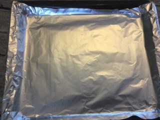 9、孜然羊腿肉,烤盘铺上锡纸