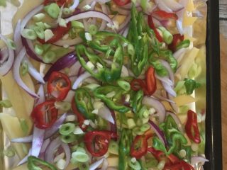 11、孜然羊腿肉,放入洋葱条、青红椒和葱蒜