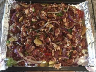 12、孜然羊腿肉,撒入腌制好的羊腿肉，一定要撒匀哦