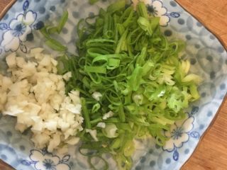 14、孜然羊腿肉,留下的葱蒜切碎