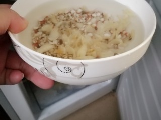 3、清补凉糖水,把洗干净的红莲等用碗盛好，装些干净水，连碗一起放入冰箱的急冻柜冷冻。