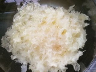 4、清补凉糖水,雪耳用水泡发，约泡2个小时。