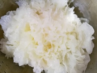 5、清补凉糖水,把泡发后的雪耳洗干净。