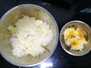 6、清补凉糖水,把雪耳的黄底剪去，雪耳撕成小块。
