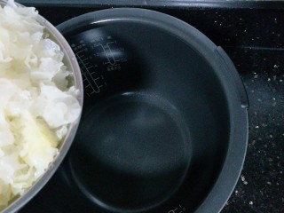 7、清补凉糖水,把雪耳倒入电饭煲。