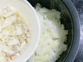 8、清补凉糖水,把冻成冰块的红莲等也倒进去。