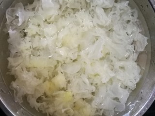 9、清补凉糖水,加适量的水，这个量随意。