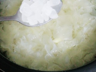 11、清补凉糖水,煲好后放冰糖，量随口味而定。