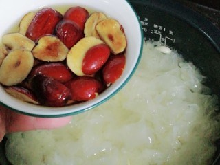 12、清补凉糖水,倒入已用冷开水洗干净的红枣，再焖上10分钟左右。