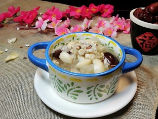 13、清补凉糖水,盛碗上桌，可温食，也可冷食。