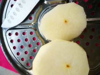 2、冰糖雪梨,削皮，切两半