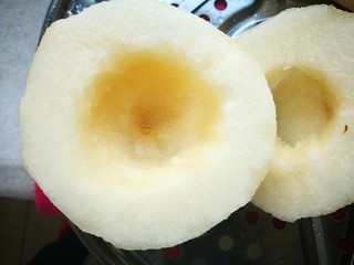 3、冰糖雪梨,挖掉核，还可以挖点肉出来，这样蒸出来的水会多一些