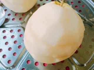 5、冰糖雪梨,盖上盖子，蒸40分钟