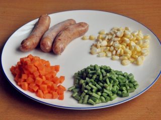 1、香肠焖饭,准备材料，香肠切片。