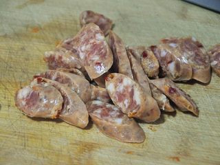 2、香肠焖饭,香肠我用的麻辣香肠，焖出来的饭更有味。