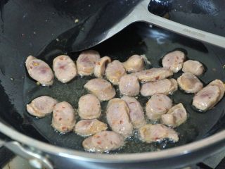 4、香肠焖饭,煸炒至出油。