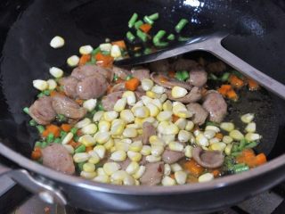 6、香肠焖饭, 倒入玉米粒，继续翻炒。