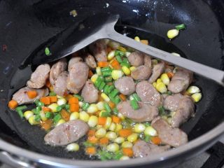 7、香肠焖饭,倒入一勺盐，炒匀关火。