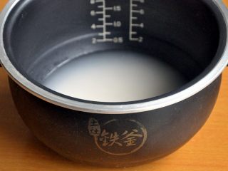 8、香肠焖饭,电饭煲中放入洗净的米和水，水量高出大米一指。