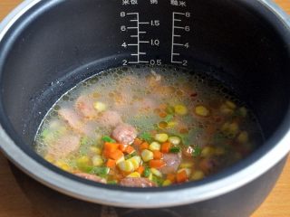9、香肠焖饭,倒入炒好的香肠及菜。