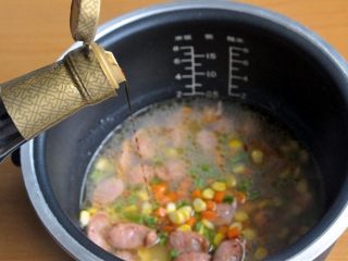 10、香肠焖饭,倒入1勺生抽，启动电饭煲煮饭键。