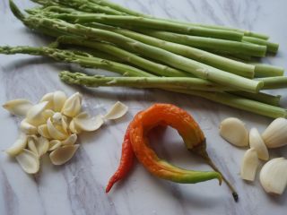 1、蚝油百合汇芦笋,提前将原材料准备好，新鲜百合清洗干净泥沙用水浸泡（可以去除苦味）