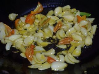 4、蚝油百合汇芦笋,将百合放入锅中翻炒1-2分钟