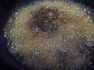 6、蚝油百合汇芦笋,锅内倒少量清水，下适量蚝油煮至汤汁较为浓稠时出锅