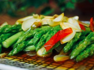 7、蚝油百合汇芦笋,将熬好的蚝油汁淋在装好的菜上即可食用