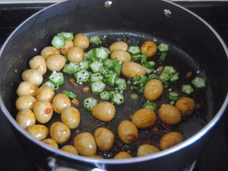 12、照烧金蛋,倒入秋葵