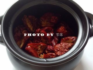 4、自制枣泥馅,将红枣放入砂锅；