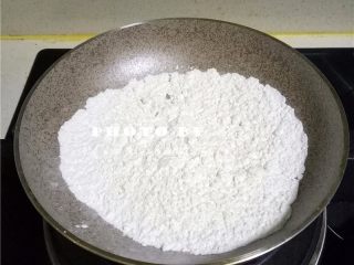 8、自制枣泥馅,另备一口不粘锅，倒入糯米粉炒黄；