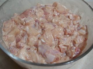 1、尖椒兔,将清洗干净的兔肉剁成丁，1厘米见方的为好，不能太大也不能太小，太大不易入味，太小油炸之后容易糊。然后用盐，料酒，生粉，色拉油腌制入味上浆