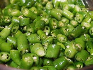 2、尖椒兔,将清洗干净的二荆条辣椒切成1厘米长的节