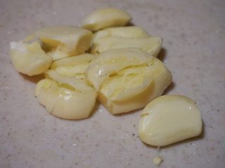 3、尖椒兔,大蒜拍破，老姜切成末