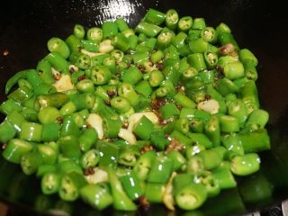 5、尖椒兔,然后放入青尖椒节炒香