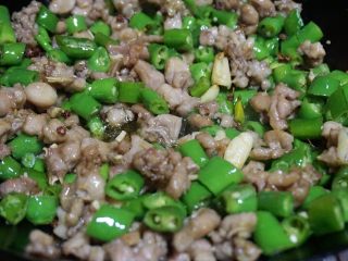 6、尖椒兔,再下入滑过油的兔肉丁