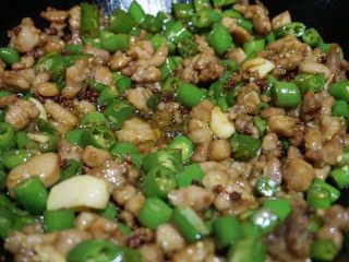 7、尖椒兔,加生抽，白糖，蚝油，盐，香油，藤椒油拌匀出锅