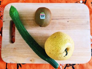 1、奇异果黄瓜汁,食材简单的三种：梨????+黄瓜????+奇异果????