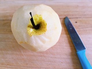 2、奇异果黄瓜汁,梨子要削皮，因为梨子的皮比较厚，削掉皮可以保证口感