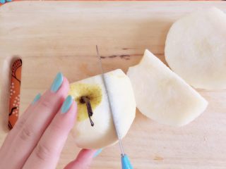 3、奇异果黄瓜汁,将梨子切成小块