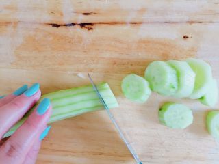 4、奇异果黄瓜汁,黄瓜同样要削皮并且成厚片