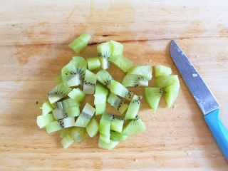 5、奇异果黄瓜汁,猕猴桃削皮切成块