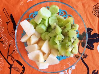 6、奇异果黄瓜汁,食材搞定