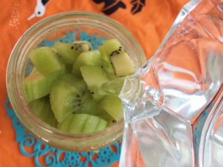 7、奇异果黄瓜汁,加入少许水，因为梨子水气很大所以少许水就可以