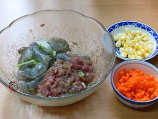 4、晶莹剔透又鲜又爽的水晶虾饺,将肉糜、和部分虾仁倒入大碗中，调入姜末、葱头沫、胡椒粉、盐、鸡粉、香油、少许香葱粉、料酒搅拌均匀，腌制片刻